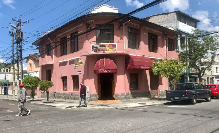 Calle Edificio Rojo